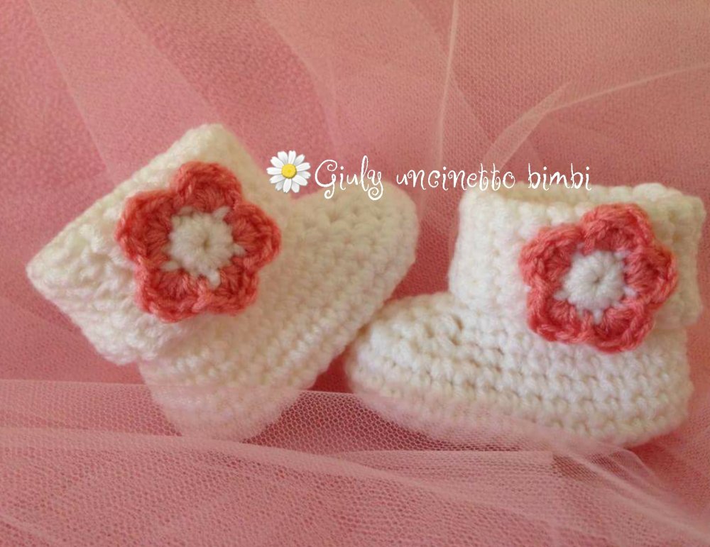 Scarpine a stivaletto per neonata realizzata in lana con uncinetto battesimo neonato portafortuna
