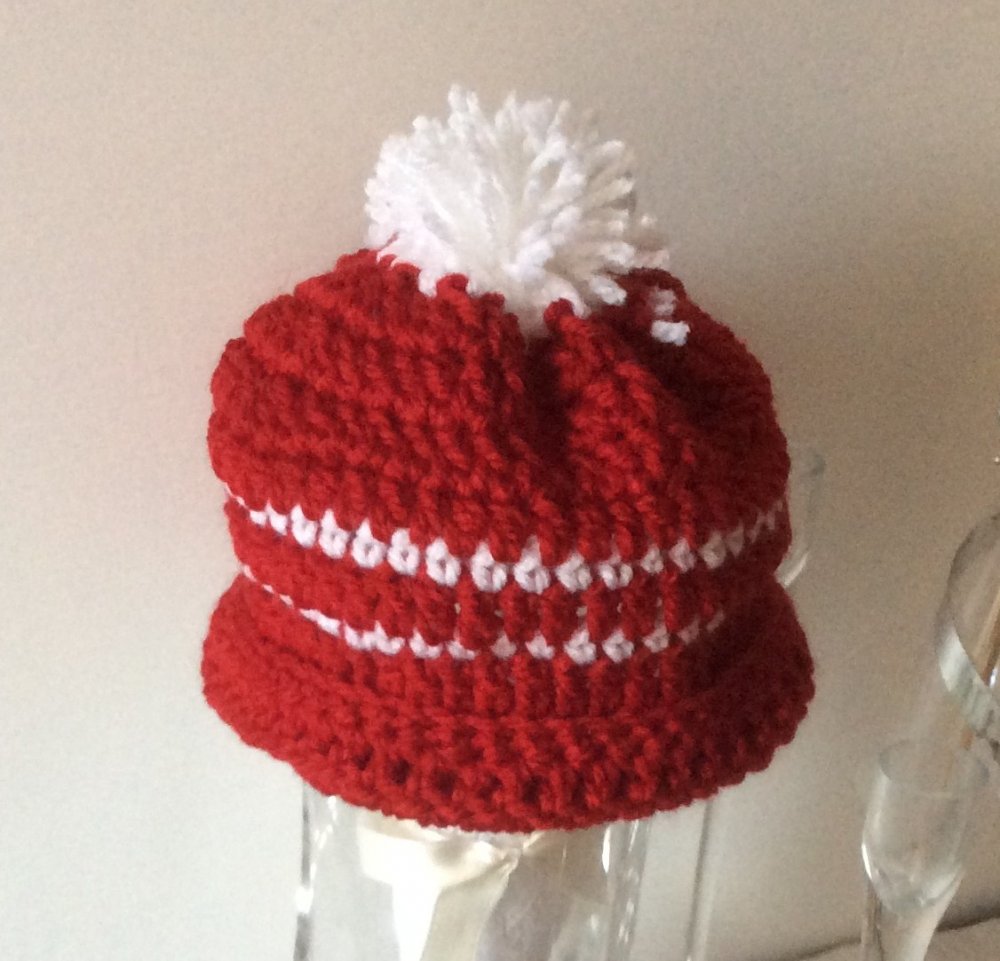 Cappellino rosso bordeaux crochet da 6 a 12 mesi