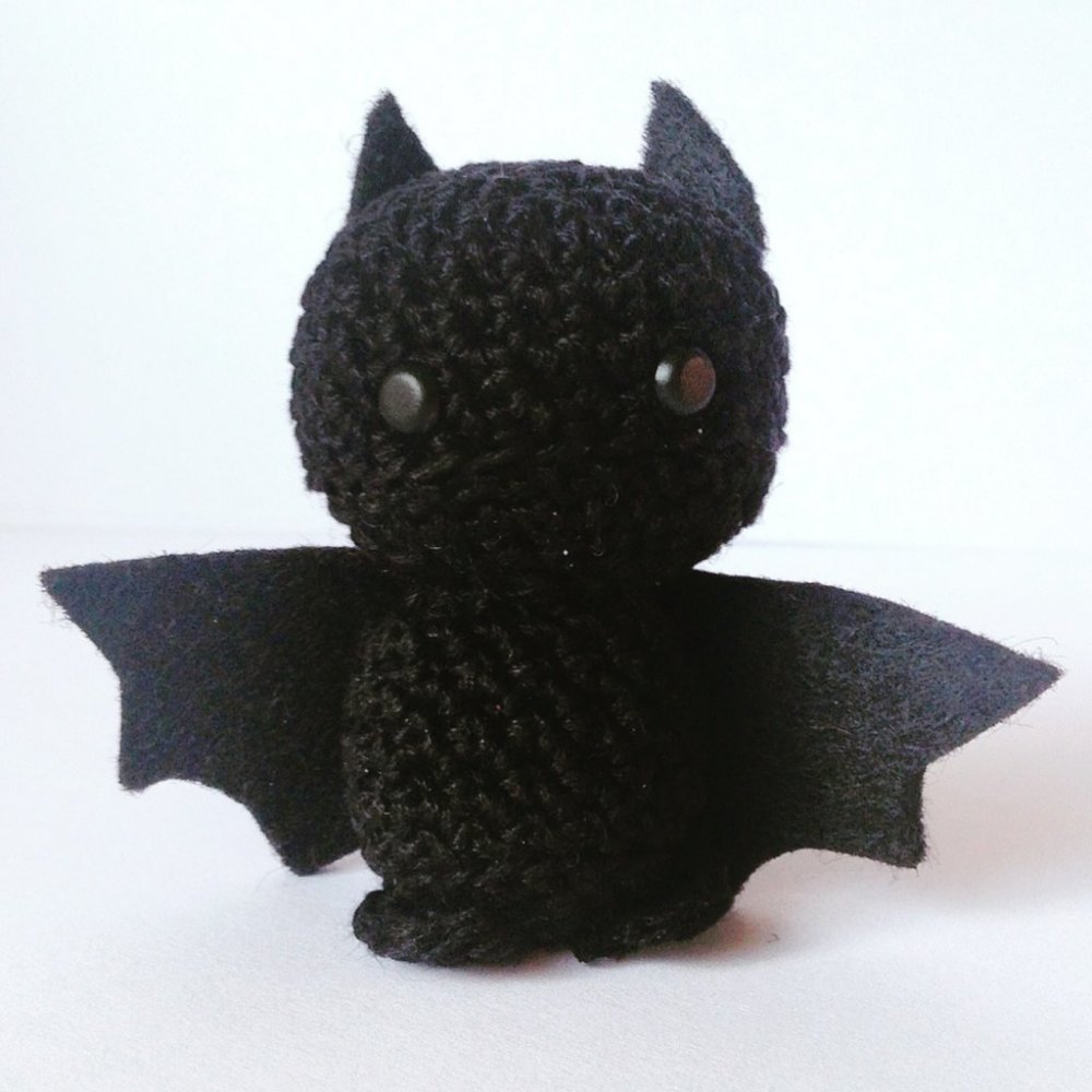 Piccolo pipistrello nero amigurumi di Halloween, con ali in feltro, fatto a mano all'uncinetto