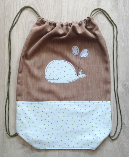 Zainetto da spalla per mamme e bambini con una balena porta fortuna,  personalizzabile, base in cotone little dots 