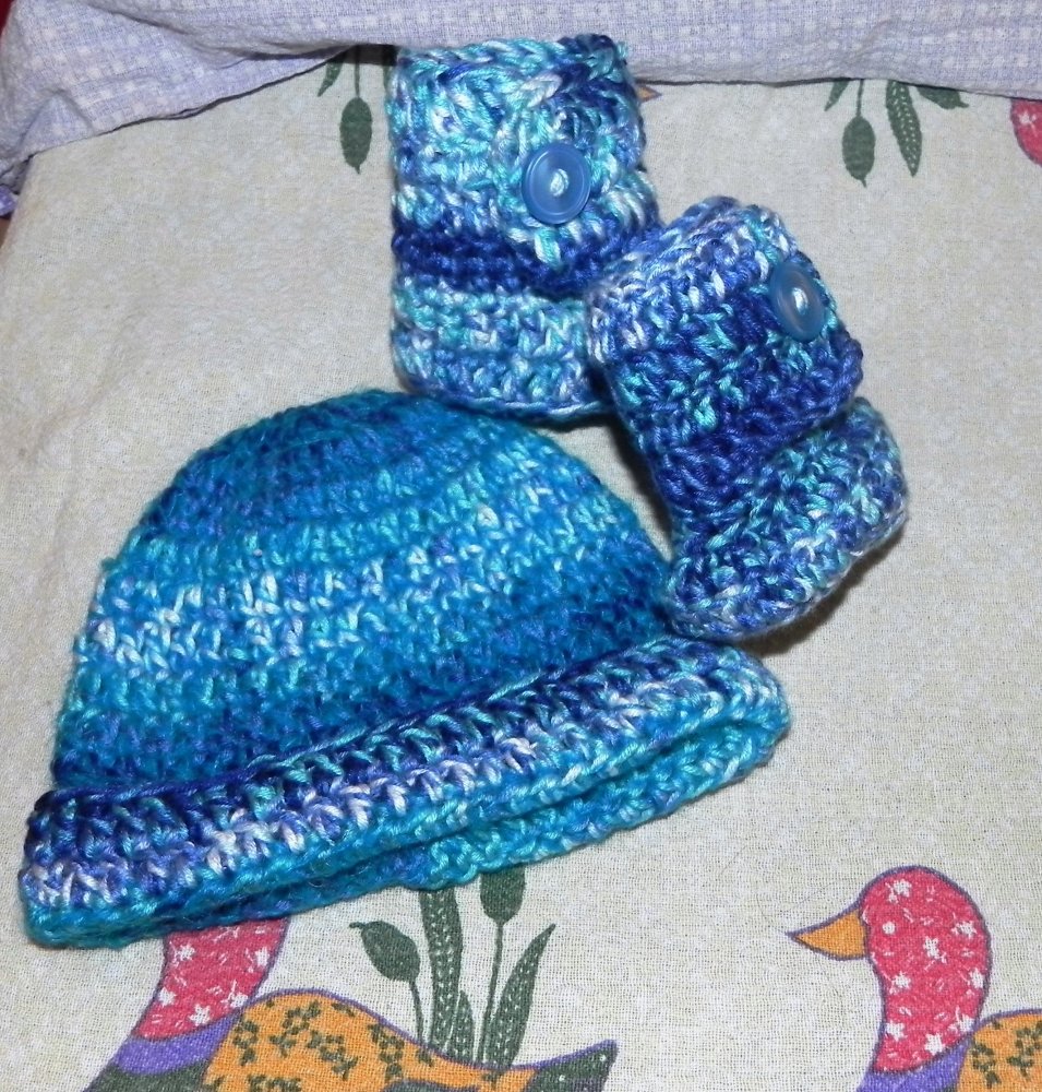 Scarpine e cappellino per neonato realizzati ad uncinetto