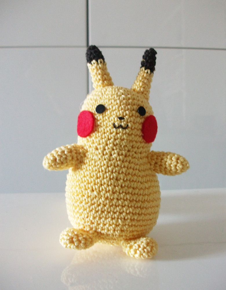 Pikachu pokemon amigurumi. Idea regalo per bambini e adulti. 