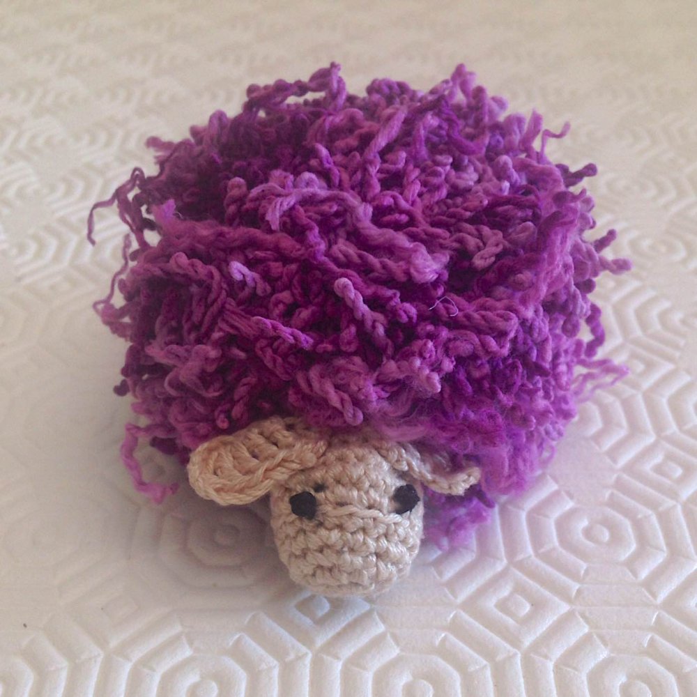 Pecorella viola amigurumi fatta a mano all'uncinetto