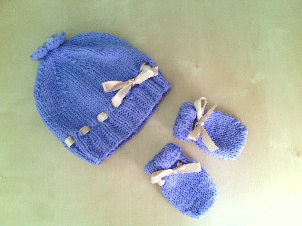 cappellino e manopole per neonata con nastrino 