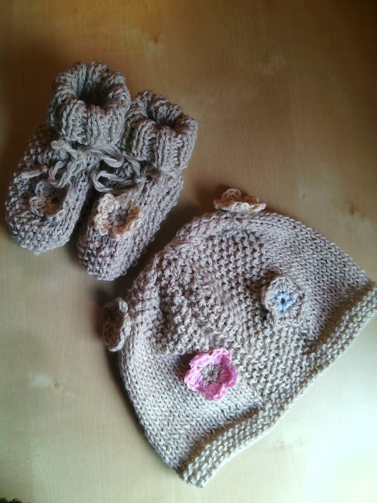 scarpine e berretto in lana per neonata all'uncinetto
