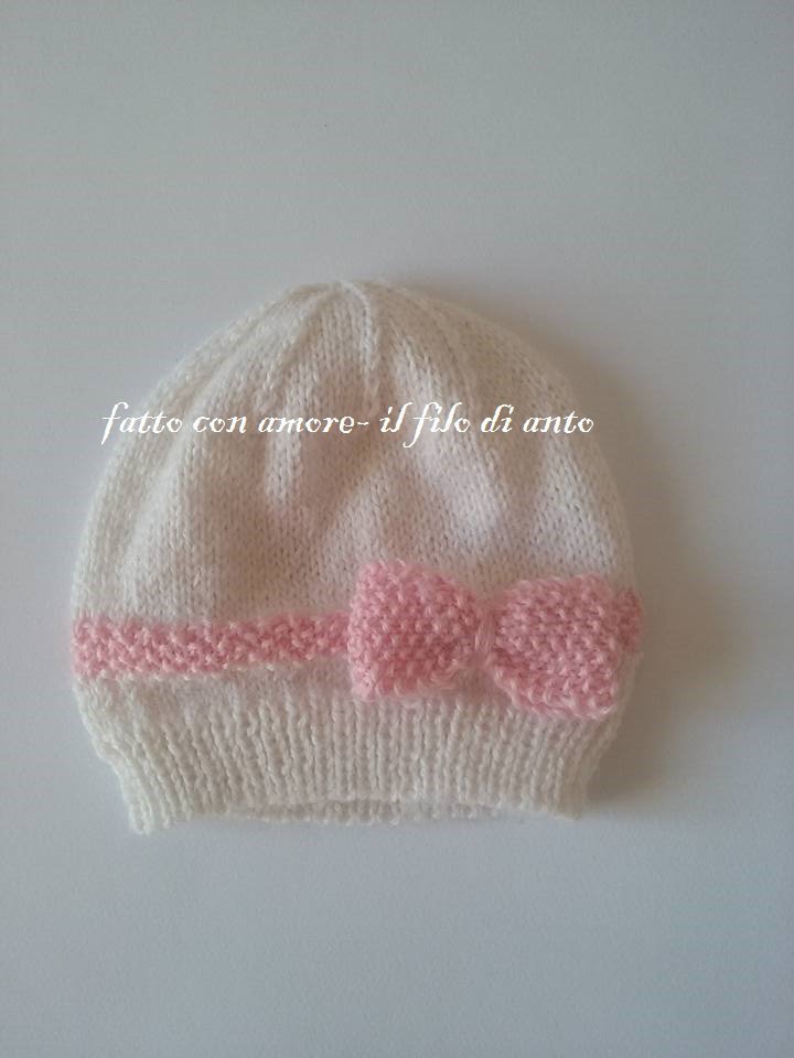 Cappello bambina in lana alpaca bianca con fiocco rosa