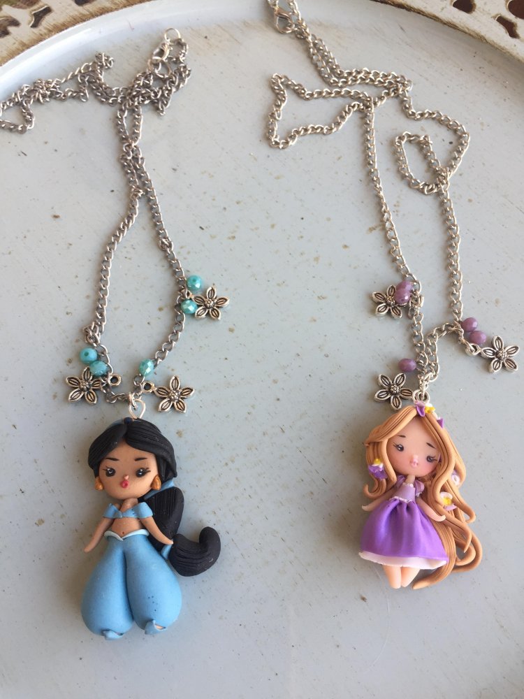  Due Collane con ciondolo Rapunzel e Jasmine