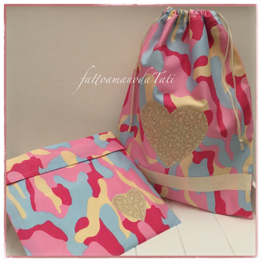 Sacchetto asilo in cotone camouflage rosa ,azzurro e beige con cuore applicato e busta coordinata